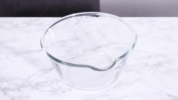 玻璃杯装满水 排成一行 可用于清洁新鲜草莓 确保清洁准确而彻底 — 图库视频影像
