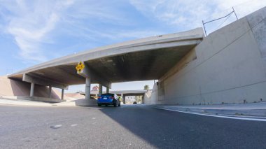 Primm, Nevada, ABD-3 Aralık 2022 - Gündüz, Primm caddelerinde, canlı kumarhanelerin yakınında, bu hareketli eğlence merkezinin heyecan verici atmosferine bir göz atıyor.