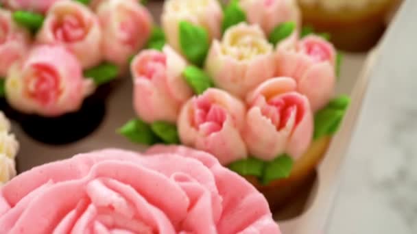 Encerrado Una Caja Cupcakes Papel Blanco Prístino Cada Cupcake Gourmet — Vídeos de Stock