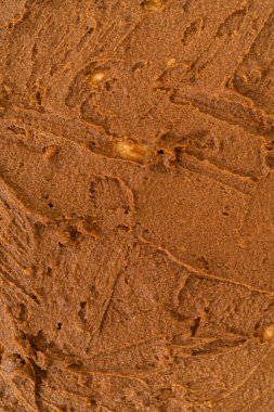 Ekmek hamurunu tarçınla doldurmak ve tarçınsız çörek pişirmek için ceviz doğramak..