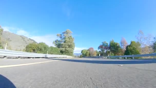 カリフォルニア州サンタ マリア 2022年12月6日 カリフォルニア州サンルイス オビスポ近くの象徴的なハイウェイ1に沿ったクルーズ 周囲の風景は茶色に染まっており 控えめにしています — ストック動画