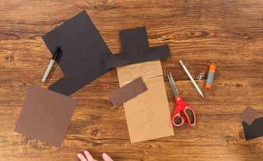 Düz yatıyordu. Kendini işine adamış bir öğretmen kâğıt kuklaları hayata geçirir, sınıfta yaratıcılığı elden geçirerek teşvik eder..