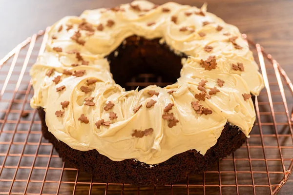 Gingerbread Bundt Cake Being Generously Frosted Salted Caramel Frosting Topped — Stock Photo, Image