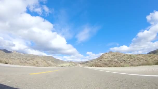 Voertuig Rijdt Onder Felle Zon Cuyama Highway Het Omringende Landschap — Stockvideo