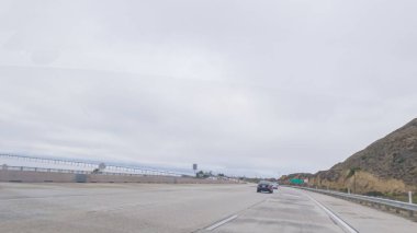 Los Angeles, California, ABD-4 Aralık 2022-POV Yolu 101. Rincon Sahili yakınlarında kasvetli, bulutlu bir kış günü.