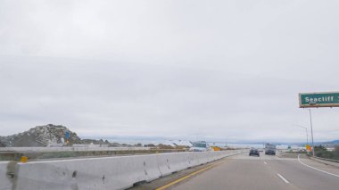 Los Angeles, California, ABD-4 Aralık 2022-POV Yolu 101. Rincon Sahili yakınlarında kasvetli, bulutlu bir kış günü.