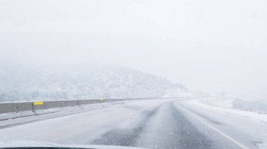 POV-Elektrikli araç Batı Colorado 'daki bir kış fırtınası sırasında I-70 otoyolunda ustaca yol alırken yakalandı..