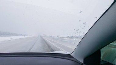 POV-Elektrikli araç Batı Colorado 'daki bir kış fırtınası sırasında I-70 otoyolunda ustaca yol alırken yakalandı..