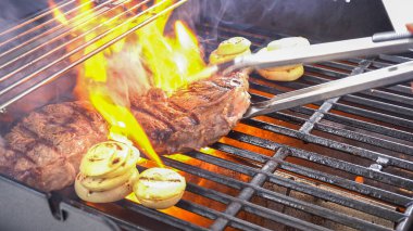 Açık hava gaz ızgarası iyi bir amaç için kullanılıyor. Pirzola bifteği ve soğan halkalarının sesi ve aromasıyla cızırdıyor..