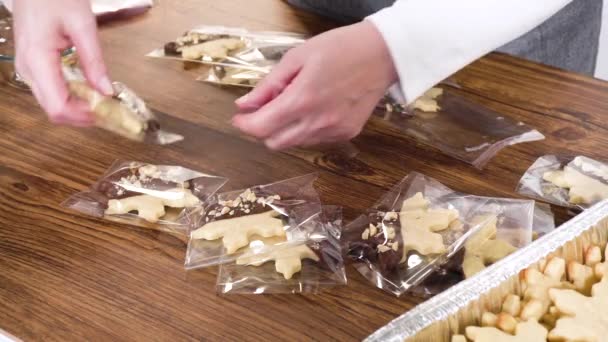 Embalaje Cuidadoso Galletas Recorte Navidad Medio Sumergidas Chocolate Presentadas Envoltura — Vídeo de stock