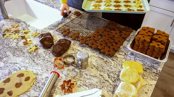 在现代厨房精致的大理石台面上 用可调的滚针铺上姜饼面团 准备过节烘焙 — 图库照片