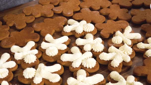 Crafting Peperkoek Cookie Sandwiches Met Eierpunch Boterroom Gepresenteerd Een Rustieke — Stockvideo