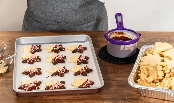 Preparação Biscoitos Forma Estrela Meio Mergulhados Chocolate Acentuados Com Chips — Fotografia de Stock