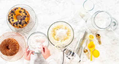 Düz yatıyordu. Zengin, pürüzsüz bir krem peynirli krema hazırlamak için el çırpma makinesi kullanarak malzemeleri ustalıkla birleştirirsin ki bu da kekin süslemesi için mükemmeldir..