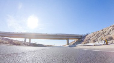 Nevada 'dan Kaliforniya' ya bir yolculuğa çıkmak, 15. Otoyol 'da sürmek, manzaralı manzaralar ve eyaletler arasında heyecanlı bir yolculuk sunuyor..