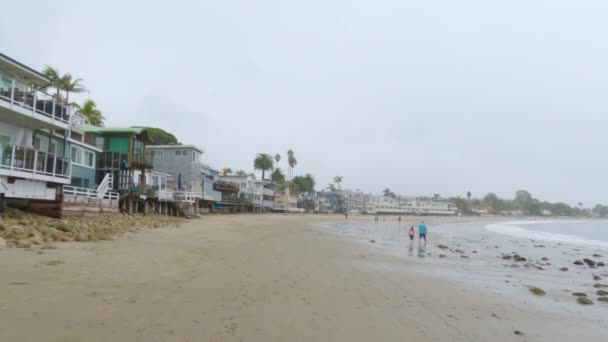 Kaliforniai Miramar Beach Partján Sétálva Felhős Téli Égbolt Nyugodt Visszaverő — Stock videók