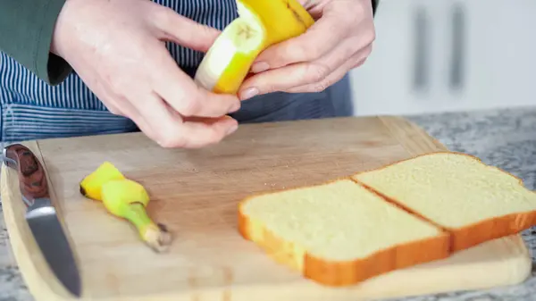 Una Moderna Cucina Bianca Banane Imburrate Pane Brioche Sono Fase — Foto Stock