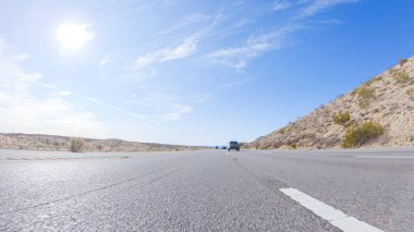 Nevada 'dan Kaliforniya' ya bir yolculuğa çıkmak, 15. Otoyol 'da sürmek, manzaralı manzaralar ve eyaletler arasında heyecanlı bir yolculuk sunuyor..