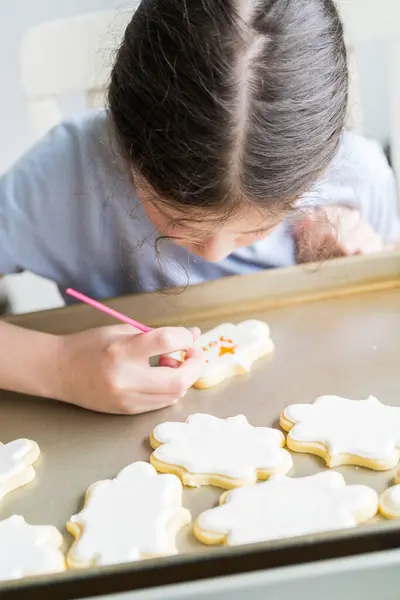 Küçük Bir Kızın Özenle Yazdığı Açıcı Bir Sahne Şekerli Kurabiyelerin — Stok fotoğraf
