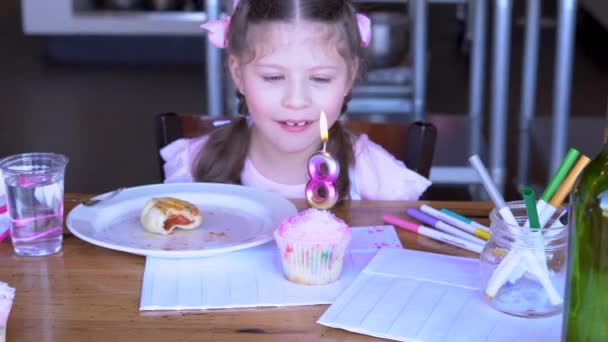 Młoda Dziewczyna Wyglądem Niespodzianka Cieszy Się Gotowania Klasy Urodziny Wraz — Wideo stockowe