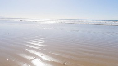 Pismo Sahili, kış günlerinde oldukça boş. Geniş kumlu sahili ve dalgaların rahatlatıcı sesleriyle huzurlu ve huzurlu bir atmosfer sunuyor..