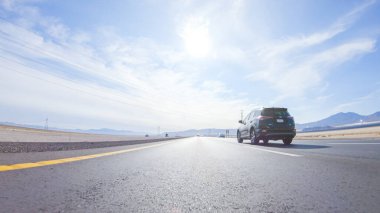 HWY 15, California, ABD-3 Aralık 2022 Nevada 'dan Kaliforniya' ya bir yolculuğa çıkan, gün içinde 15. otoyolda araba kullanan eyaletler arasında manzaralı manzaralar ve heyecan verici bir yolculuk sunuyor..