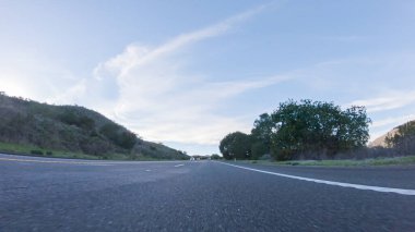 Güneşli bir kış gününün güzelliğiyle Las Cruces yakınlarındaki HWY 1 'de gezinen Kaliforniya, berrak mavi gökyüzünün arka planına karşı fevkalade kıyı manzarası sunuyor..
