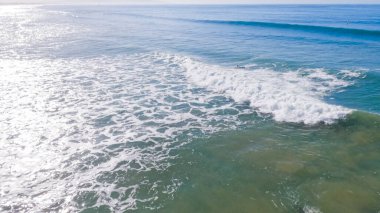 Pismo Sahili, kış günlerinde oldukça boş. Geniş kumlu sahili ve dalgaların rahatlatıcı sesleriyle huzurlu ve huzurlu bir atmosfer sunuyor..
