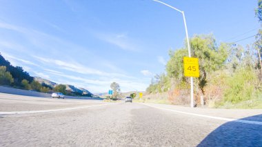 Güneşli bir kış gününün güzelliğiyle Las Cruces yakınlarındaki HWY 1 'de gezinen Kaliforniya, berrak mavi gökyüzünün arka planına karşı fevkalade kıyı manzarası sunuyor..