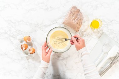 Düz yatıyordu. El çırpma makinesiyle, malzemeler cam karıştırma kabında ustalıkla karıştırılarak nefis bir çikolatalı kek elde ediliyor..