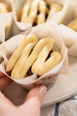 Taze pişmiş mayasız tarçınsız çörekler tarçın dolgulu ve doğranmış cevizli..