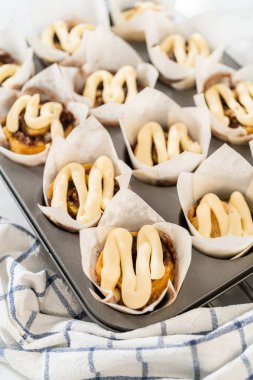 Kaval çantasındaki krem peynirli kremayla mayasız tarçınsız çörekleri süslüyor..