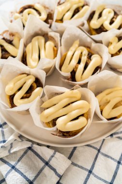 Taze pişmiş mayasız tarçınsız çörekler tarçın dolgulu ve doğranmış cevizli..