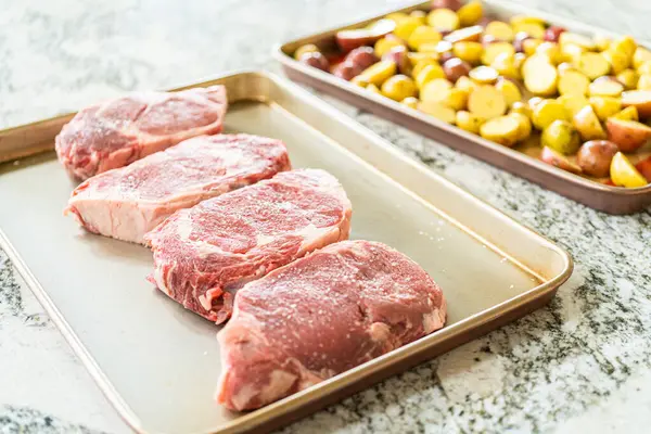 Einer Modernen Weißen Küche Steht Ein Gewürztes Rib Eye Steak — Stockfoto