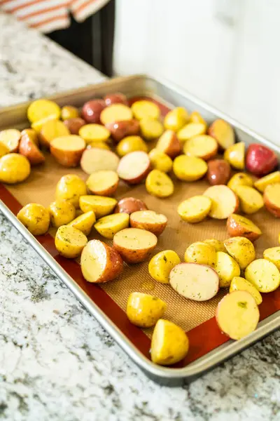 Uma Cozinha Moderna Uma Variedade Batatas Mármore Multicoloridas Cortadas Pela — Fotografia de Stock