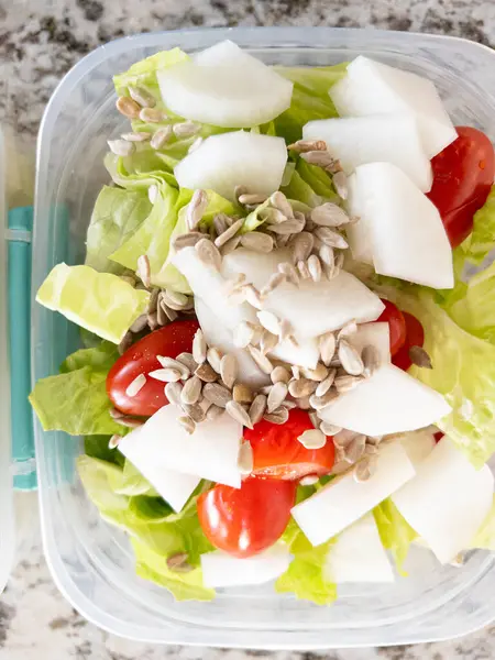 Behälter Gefüllt Mit Salat Und Dressing Zubereitet Für Eine Bequeme — Stockfoto