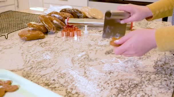 現代的なホワイトキッチンでは ジンジャーブレッドクッキー生地が巧みに展開され 楽しい休日の治療のためのステージを設定します — ストック動画