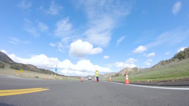 마리아 캘리포니아 2022 차량은 쿠야마 고속도로를 크루즈 풍경은 빛나는 햇빛에 — 비디오