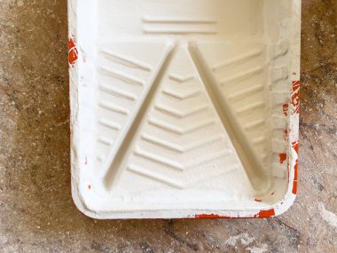 Yeni bir görünüm vaadi bu boya tepsisiyle başlar, konut yenileme projesi sırasında bir alanı dönüştürmek için hazırlanır ve bekler..