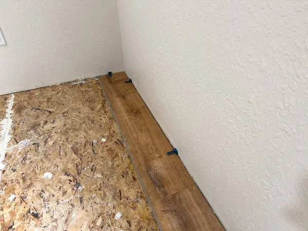 Carefully Measured Evenly Spaced First Vinyl Plank Expertly Installed Wall — Stock Photo, Image
