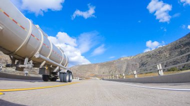 Santa Maria, California, ABD-6 Aralık 2022-Araç, parlak güneşin altında Cuyama Otoyolu boyunca ilerliyor. Çevresindeki manzara, ışık saçan güneş ışığıyla aydınlanır.