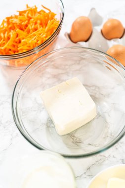 Ölçülen malzemeler tezgahın üzerindeki karıştırma kaselerine konuyor ve kek karışımından nefis bir havuçlu kek yapmaya hazırlanıyor..