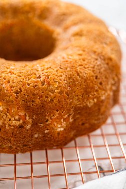 Yeni pişmiş havuçlu kek mutfak tezgahında serinlemek için bırakılır, havayı enfes aromalarla doldurur..