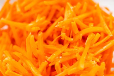 Ölçülen malzemeler tezgahın üzerindeki karıştırma kaselerine konuyor ve kek karışımından nefis bir havuçlu kek yapmaya hazırlanıyor..