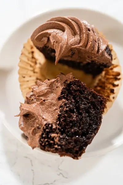 Een Heerlijke Chocolade Cupcake Tweeën Gesneden Elegant Gepresenteerd Een Bord — Stockfoto