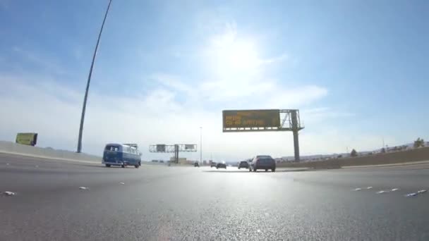 美国内华达州拉斯维加斯12月3日电 在15号公路上乘坐时髦的特斯拉 Tesla 汽车穿梭于拉斯维加斯之间 这给你的公路旅行之旅增添了额外的奢华感和可持续性感 — 图库视频影像