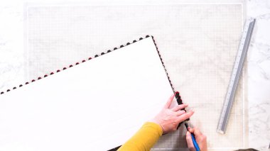 Düz yatıyordu. Kabuk soyma ve köpük tahtaya mozaik fayanslar yapıştırma sürecinde, yemek fotoğrafçılığı stüdyolarını estetik olarak geliştirmek için mükemmel..