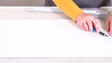 Kabuk soyma ve köpük tahtaya mozaik fayanslar yapıştırma sürecinde, yemek fotoğrafçılığı stüdyolarını estetik olarak geliştirmek için mükemmel..