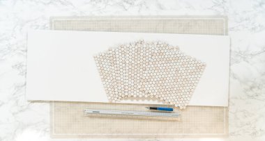 Kabuk soyma ve köpük tahtaya mozaik fayanslar yapıştırma sürecinde, yemek fotoğrafçılığı stüdyolarını estetik olarak geliştirmek için mükemmel..