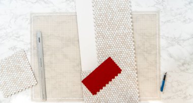 Kabuk soyma ve köpük tahtaya mozaik fayanslar yapıştırma sürecinde, yemek fotoğrafçılığı stüdyolarını estetik olarak geliştirmek için mükemmel..